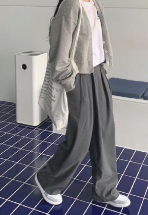 서울랜드 놀이공원 아님?
그럼 저런 옷 말고 좀 활동할 때 입기 편하면서 이쁜 옷 입는 거 어때?
난 수학여행 2일차때 롯데월드 가서 이거 입을려고!