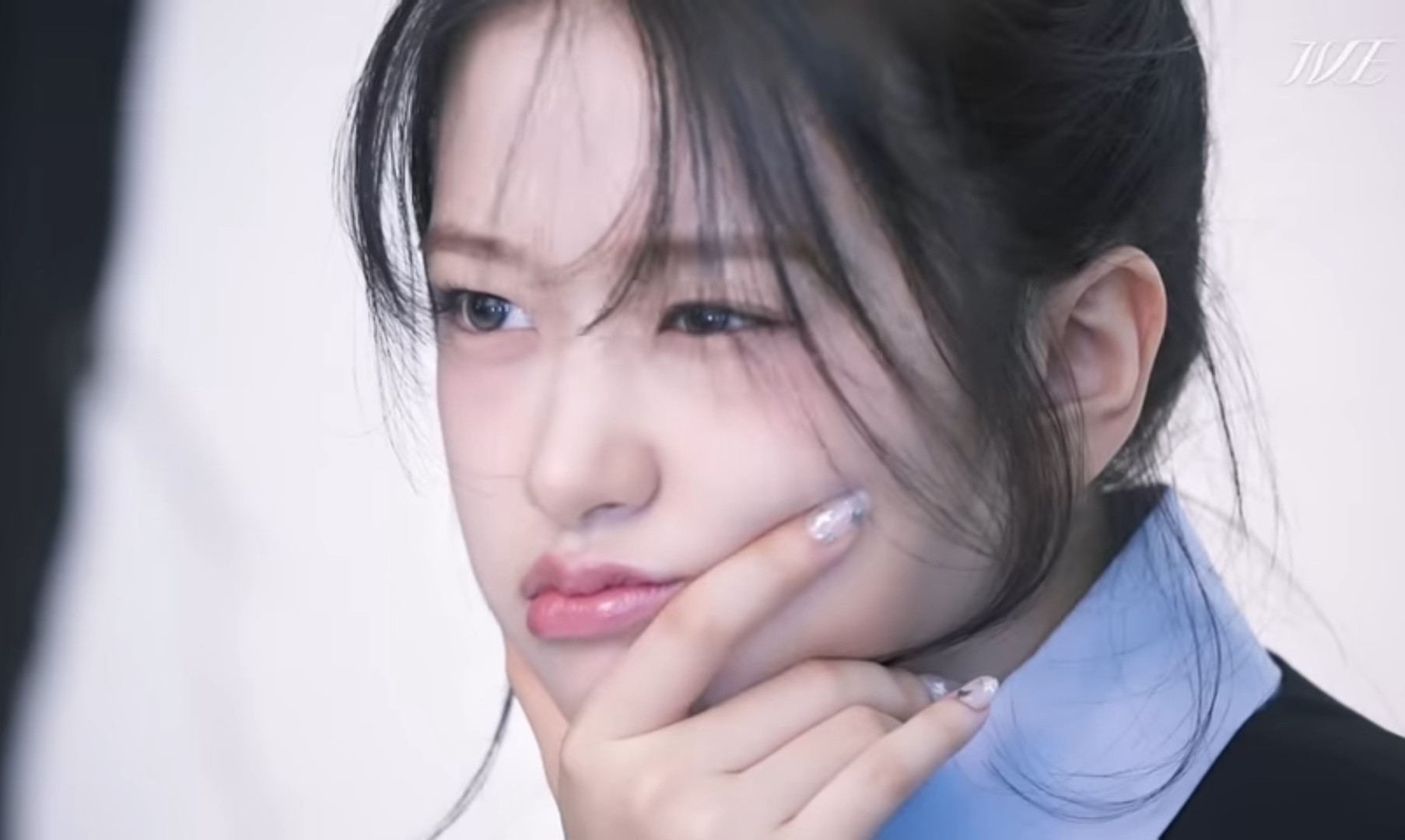 내 최애 유진이야♡♡♡♡♡
활동명은 안유진이지만 무조건 성을 빼고 불러야돼! 
완전 댕댕이 그 자체인데 어떨때는 카뿜리고 어떨때는 귀요미, 어떨땐 여신인 완전 육각형인간 그 자체야..❤️
아이브에서는 리더지만, 감동 잘 받고 눈물 많은 
아기강아지❤️❤️❤️❤️❤️❤️