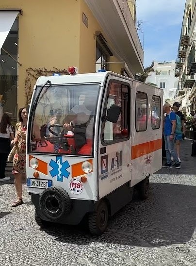 그거 아셨나요? 이탈리아의 섬 중 하나인 카프리섬은 주택이 빽빽하게 들어서있어 골목이 굉장히 좁습니다. 이때문에 이곳을 다니는 구급차와 경찰차는 굉장히 작은 모습인데요. 그래도 있을 건 다 있다고 합니다.