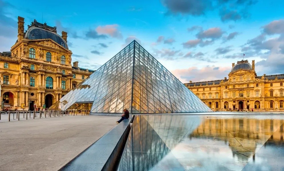 그거 아셨나요? 루브르 박물관은 예전에 왕궁이였습니다. 다만 왕이 베르사유 궁전으로 관심을 돌린 뒤, 루브르 궁은 왕실이 후원하는 예술가들의 성지가 됐고, 프랑스 혁명 이후 왕정이 붕괴되며 미술관으로 개장되었습니다. 가운데 있는 유리 피라미드는 프랑스 혁명 200주년을 기념한 공모에서 이오밍 페이의 설계로 지어진 것으로, 많은 반발이 있었지만 피라미드의 '영원'이라는 상징, 현 건축과 옛 건축의 조화로 지금은 좋은 평가를 받고 있죠.