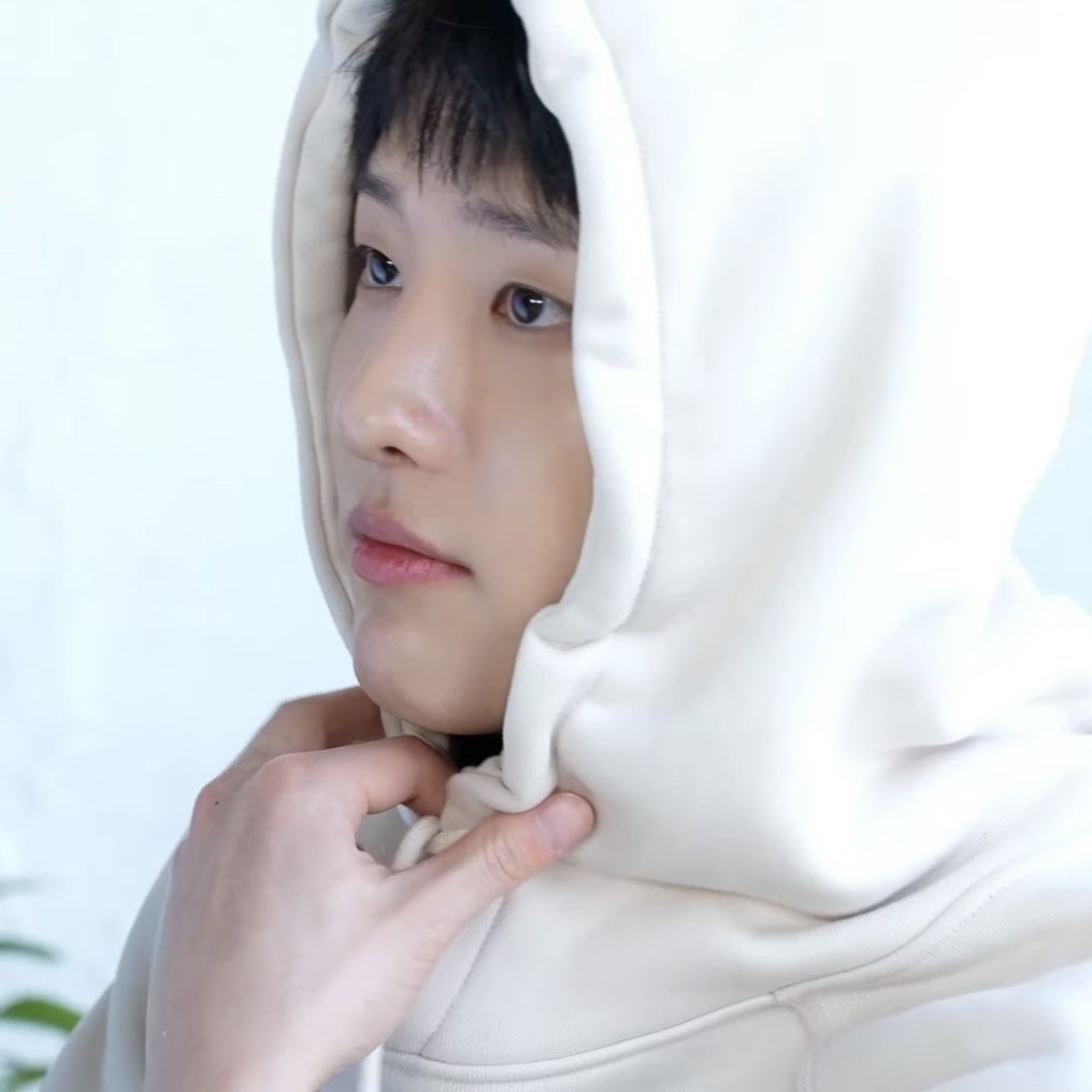 하..여러분들 제발 끝까지 읽어주십시오..일단 이 귀여운 말랑콩떡 기니는 사실 군복 드라우닝으로 역주행한 우즈인데요. 사진 좀 보십쇼. 어떻게 이렇게 귀여운 생명체가 세상에 존재하는 거죠??? 이것은 천사인가 천사인 척 하는 악마인가. (제 생각에는 일단 이 세상 사람은 아님) 근데 저 귀엽고 착한 외모로 사람들을 지금 속이고 있지만 사실 복근있는 겁나 핫가이이실게여...복근 사진을 올리면 여기 있는 사람들 다 반할까바 그건 못하겠구여. 저만 보도록 하겠습니다. 아..진짜 저 콧대에서 스키타고 싶다. 어쩜 저렇게 높고 하얗지?? 그리고 오늘도 열일하는 가짜 눈썹..ㄱㅇㅇ.... 손도 너무너무너무 이뿌고 진짜 와라랄라ㅏ 해버리고 싶음. 여러분들 드라우닝 말고도 좋은 노래 많거덩요?? 제발 들어주세요...ㅈㅂㅈㅂ 아니. 듣지 마세요. 저만 들을 거에요. 아니. 들어주세요. 저 혼자만 알기엔 너무 아까움. 오빠 돈 많이 벌어야 하니까 제가 특별히 추천 해드리겠습니다. 일단 journey랑 amnesia는 꼭 들으시길..그리고 이번 2월 12일에 싱글 선공개하고 3월 4일에 정규 컴백이니 많은 관심 부탁드립니다. 현재 하라메 일부 공개했는데 진심 ㄹㅈㄷ입니다. 안 보면 진짜 바~보임!!!! 조승연 진짜 사랑해...ㅜ🫶🫶🫶🫶