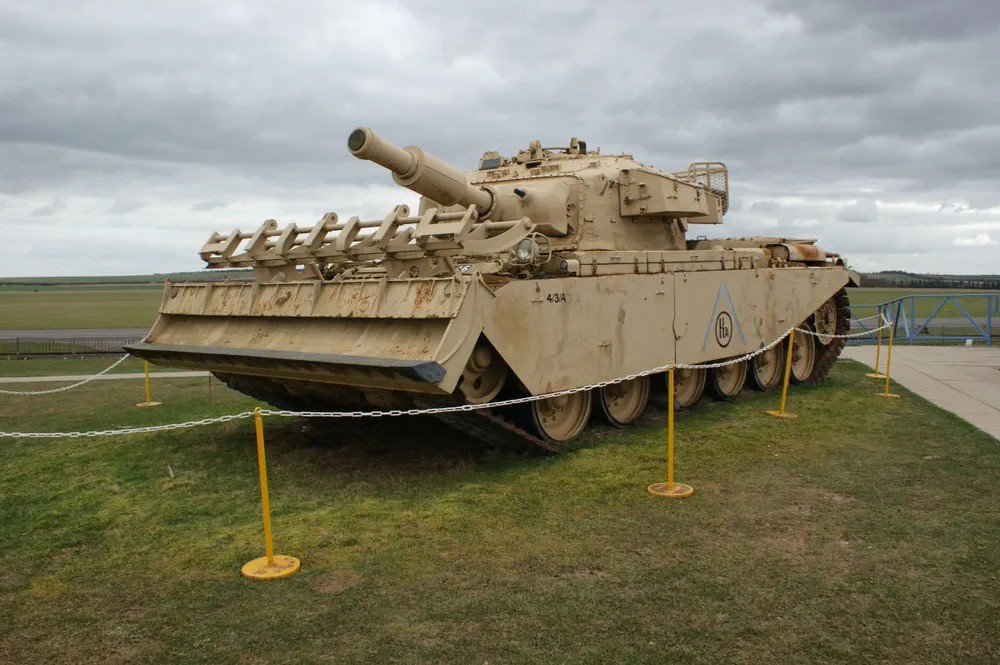 이럴때 필요한건 바로 학교를 무너뜨리기에 적합하여 전학을 갈때 꼭 챙겨야만 하는 센추리온  Mk5 AVRE 공병전차랍니다