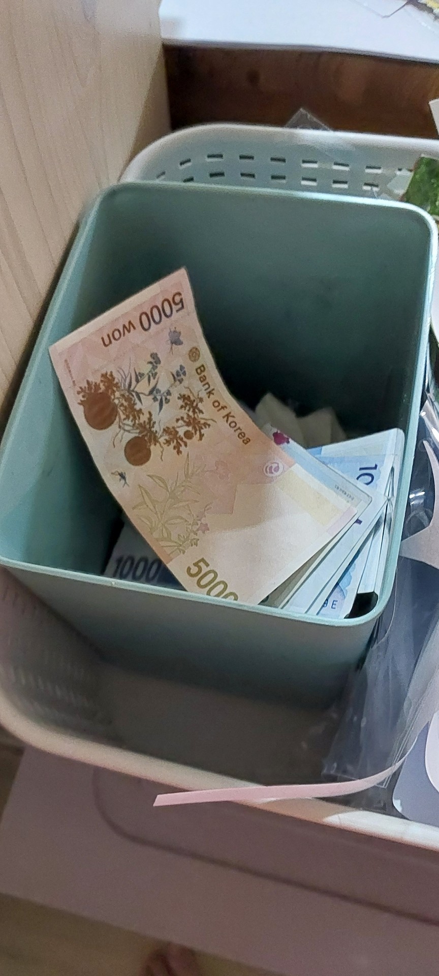 나 사촌 동생이 내 최애 포카 찢었다