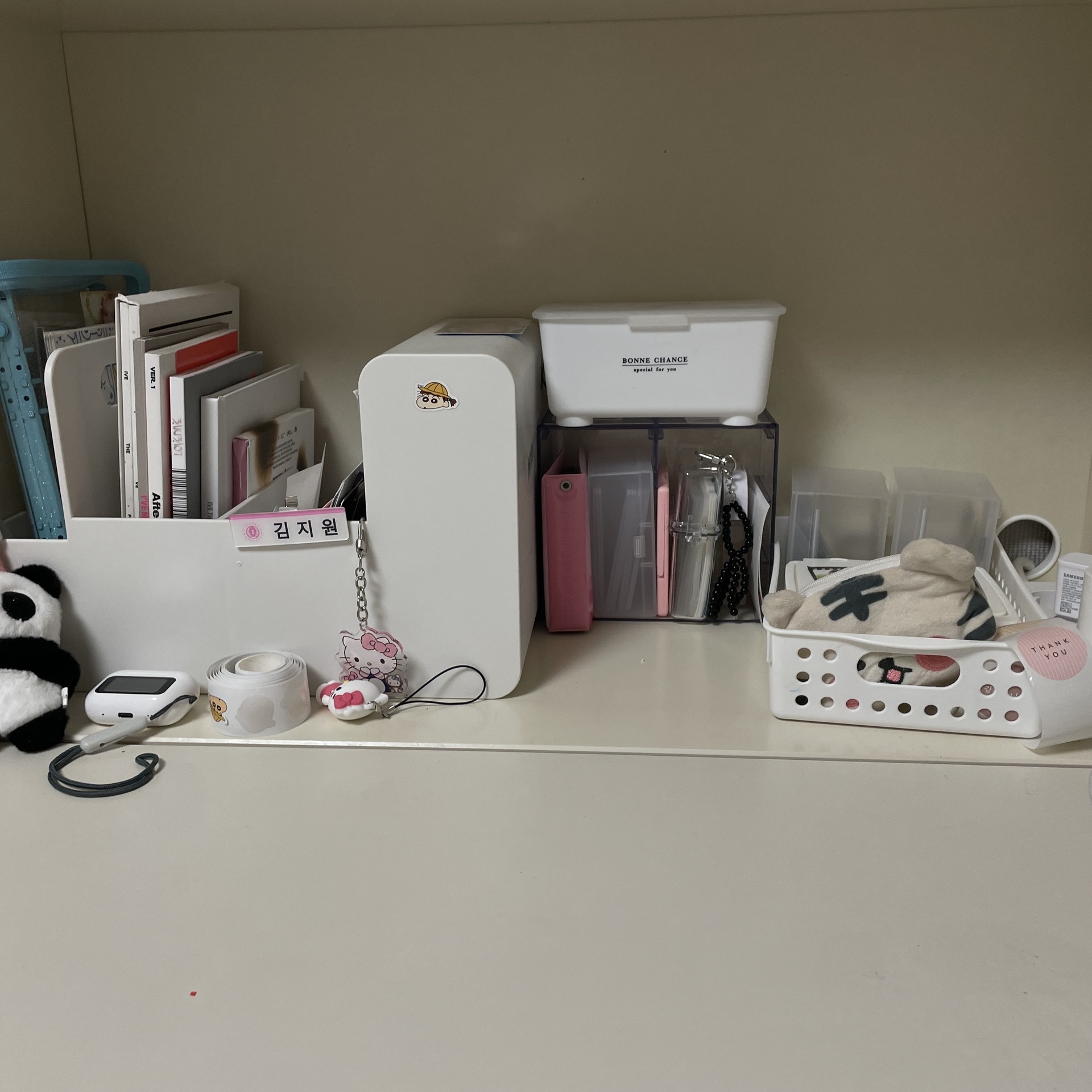 이 책상 포카포장 하는 유튜버 같아??