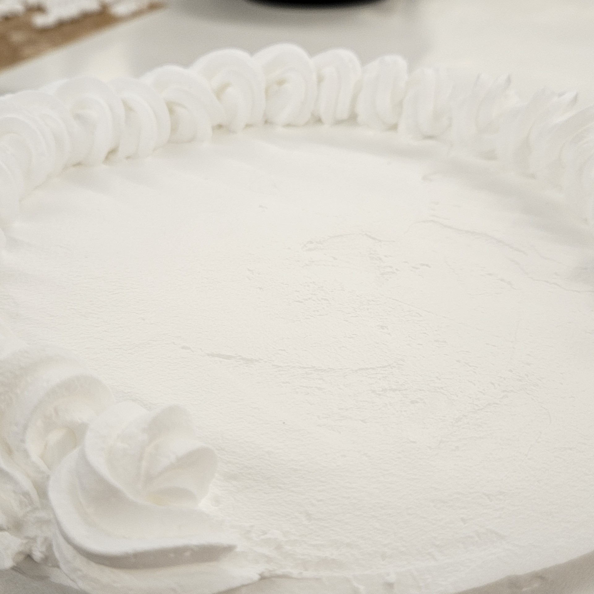 케이크 아이싱 어렵다..