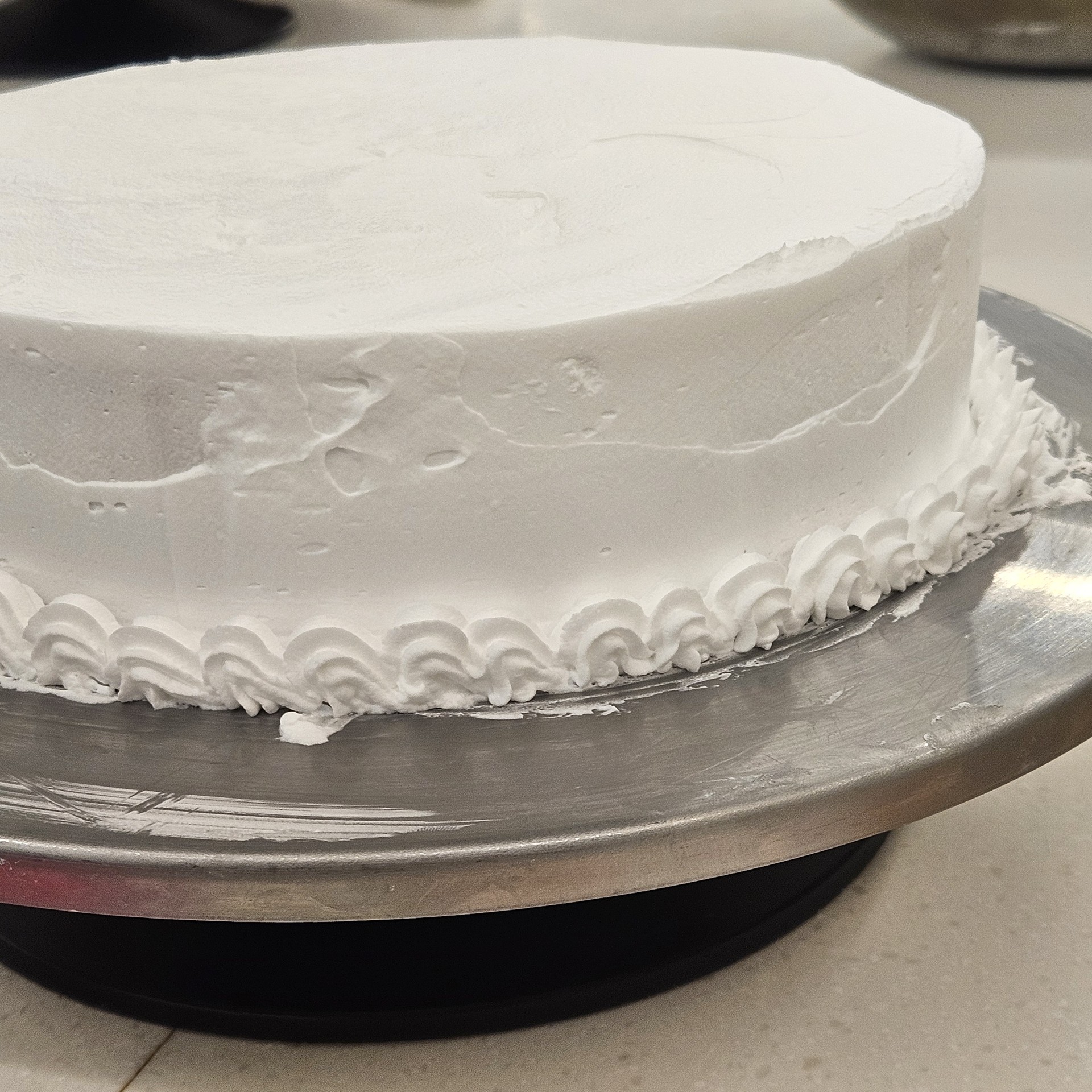 케이크 아이싱 어렵다..