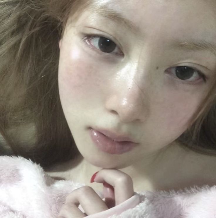 화장으로 이런 피부 어케만듬??