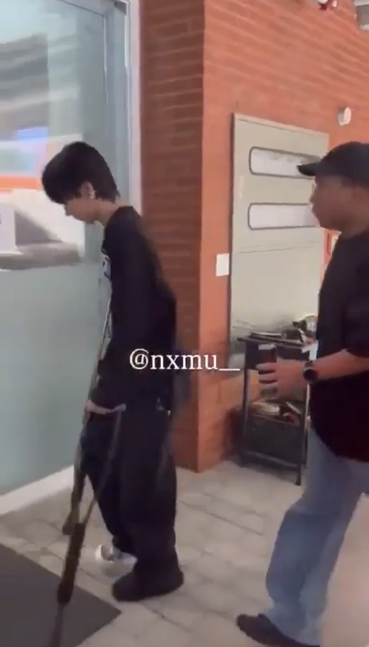 재현이 목발..