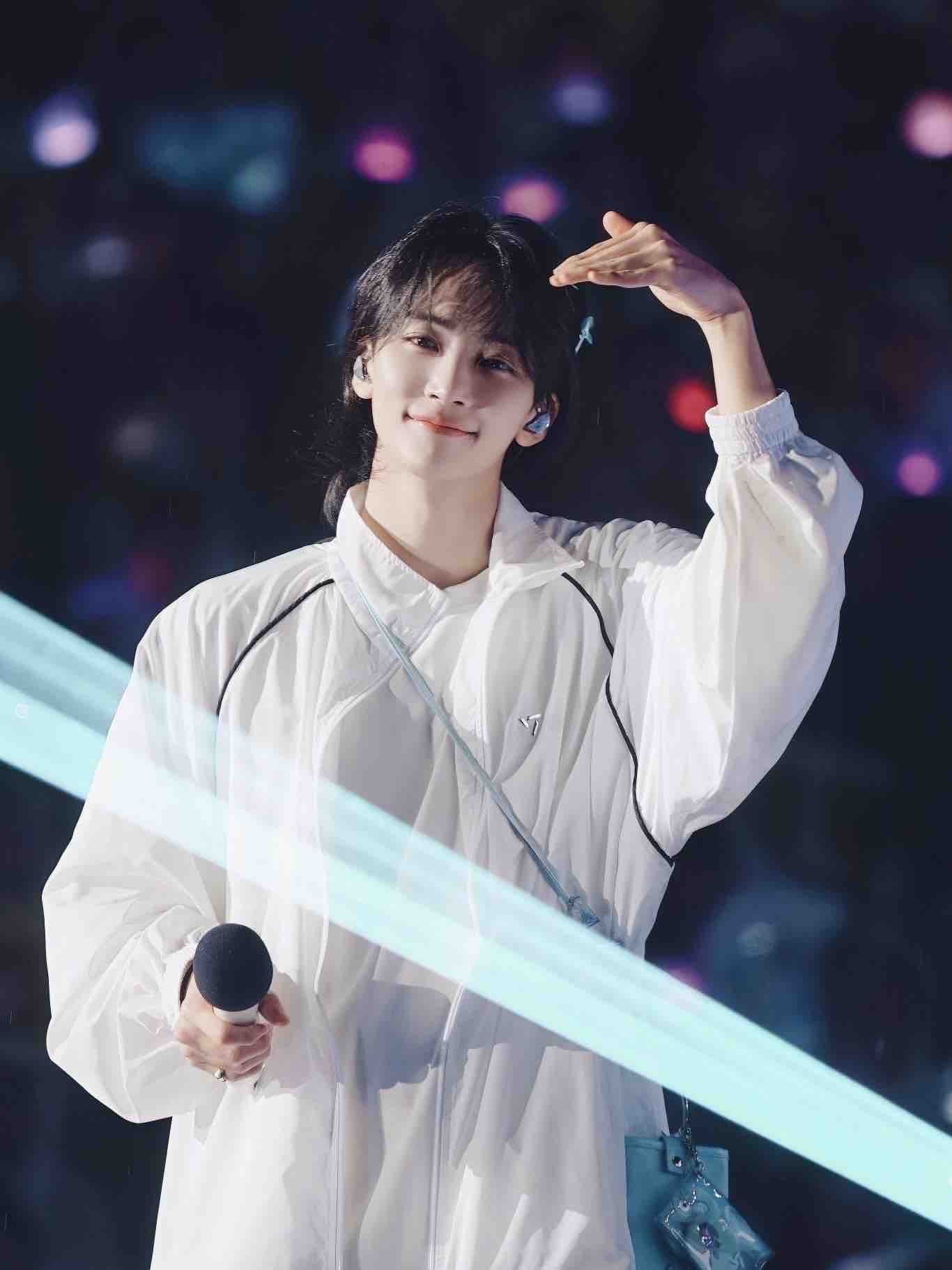 윤정한 전역 4일 남앗다