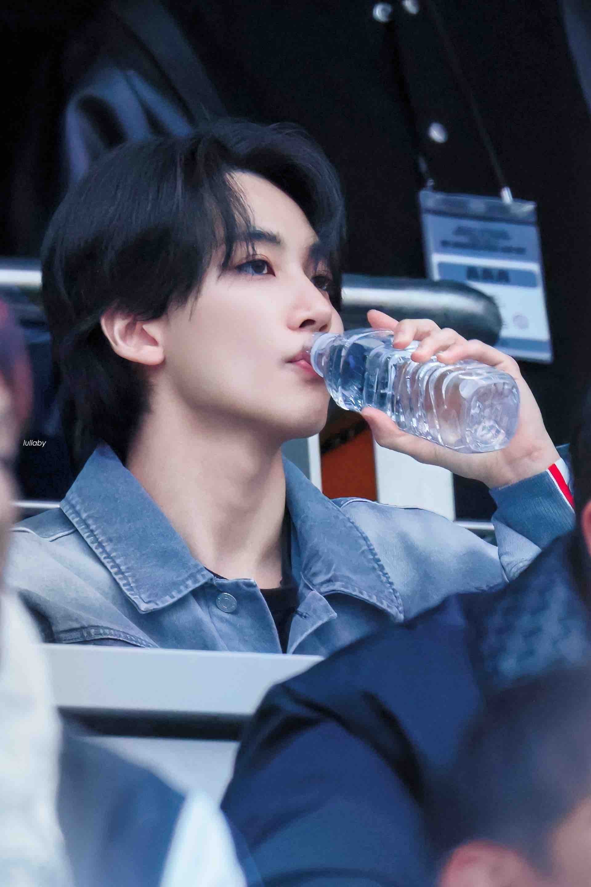 윤정한 전역 4일 남앗다