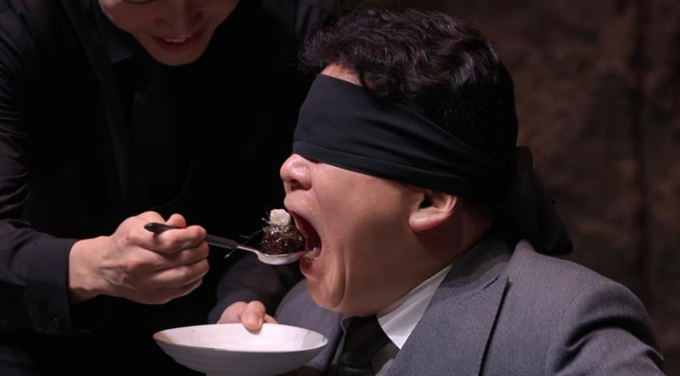 안대 끼고 먹여