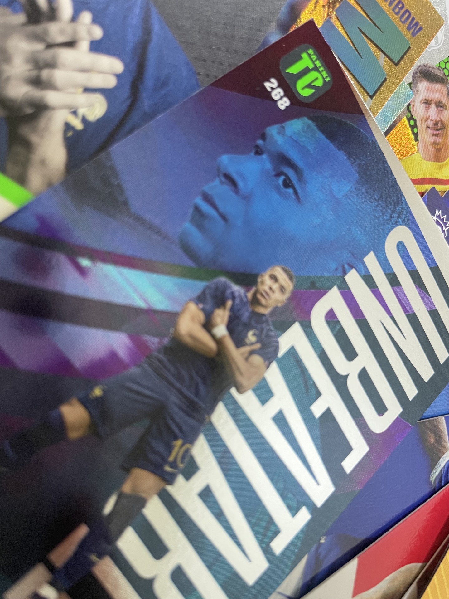 학원 쉬는 시간에 편의점 갔다가 축구 카드 120장 샀다