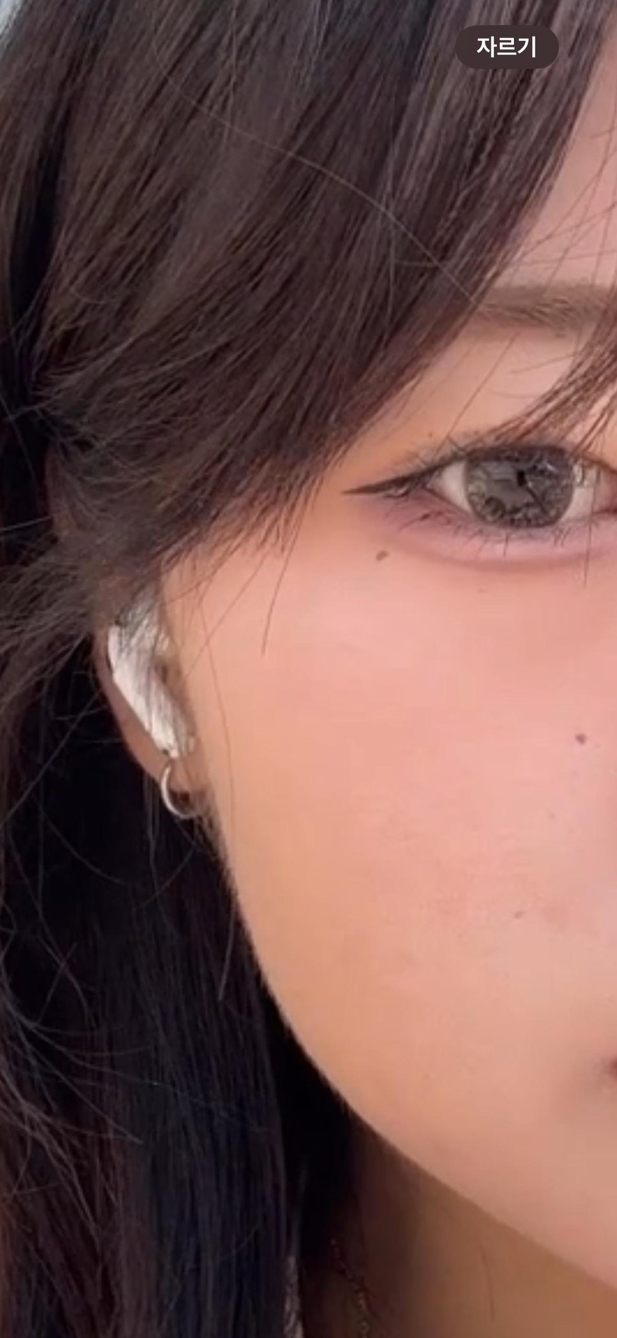 저는 항상 기초로 토너패드하고 수분 앰플 하나 바르고 하는데 절대 안떠요!! 완전 굿!!