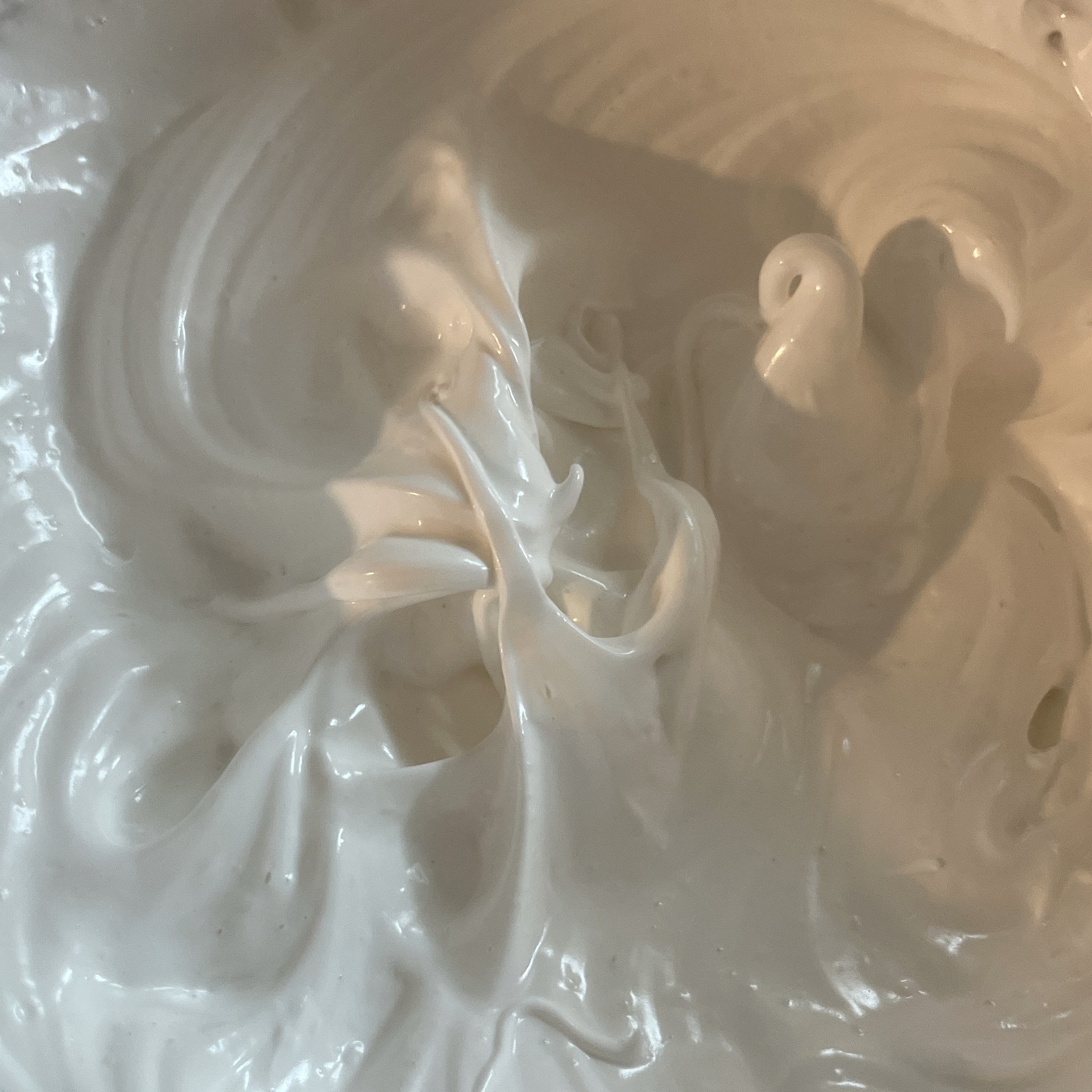 거품기로 이렇게 될 때까지 해야 하는데 이것도 오래 걸리거든? 숟가락으로 절대 불가능임