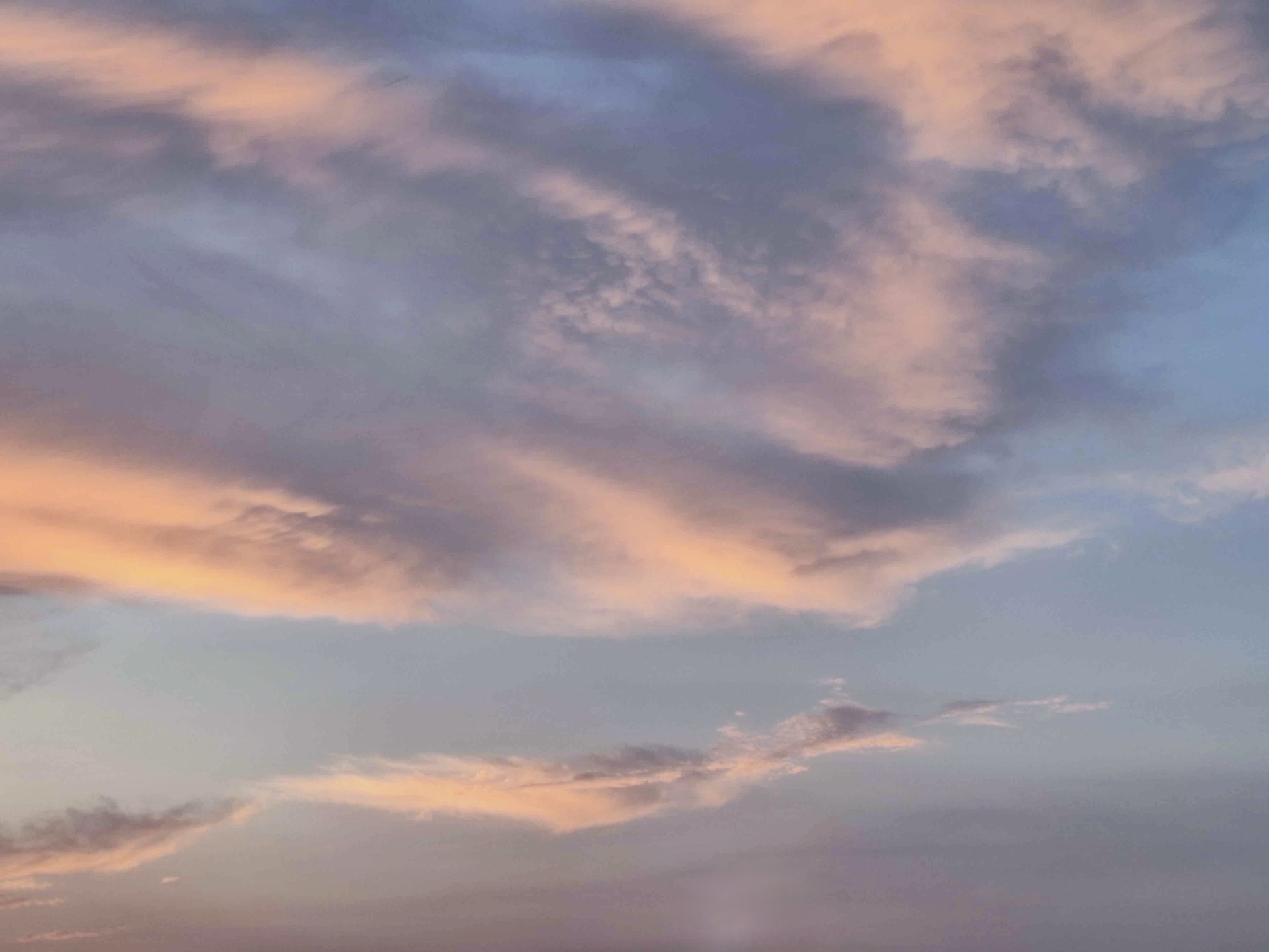 이건 밑에 가로등 없애고 색보정 한 사진이에요