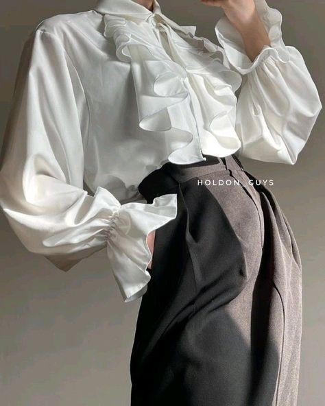 이것보다 반질거리고 투명한 거 입음