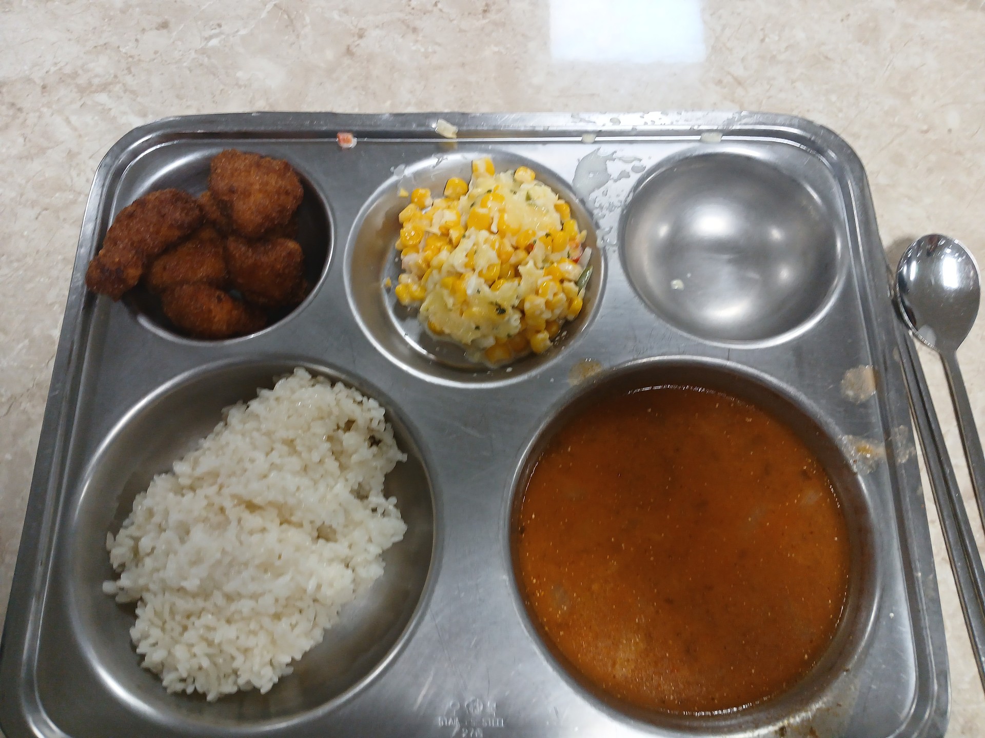 이런거 나오는데 그냥 먹으라고? 댓글 쓰는 친구 노숙자야? 서울역 무료급식소도 이정도는 아니야