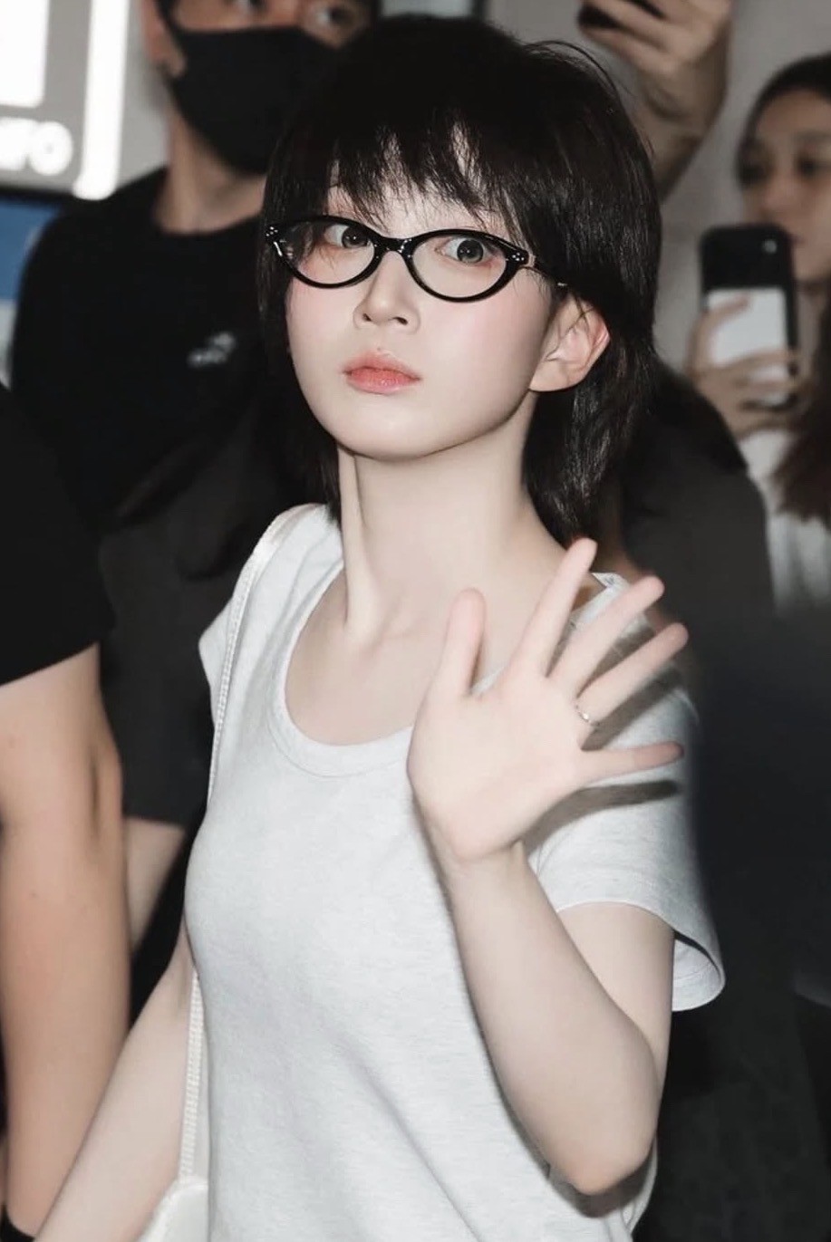 ㅎㅎ 더벅머리가 헤비세레나대 금발때부터 이 기장이엇다고 들엇는데 조금만 다듬으면 예쁠것같은 머리에요 !!